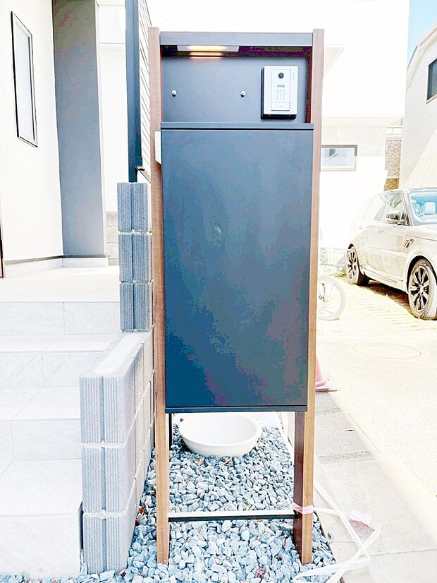 【その他現地】シンプルなデザインのポスト