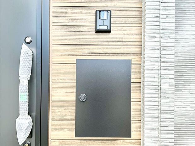 【その他現地】シンプルデザインのポスト。