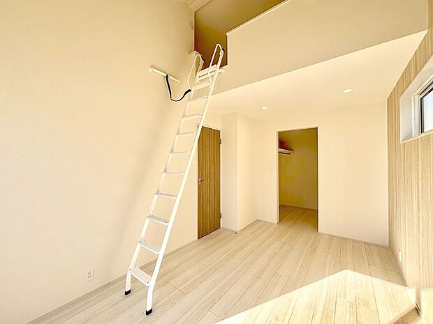 【寝室】収納が充実しているので居住スペースを広々使えます  