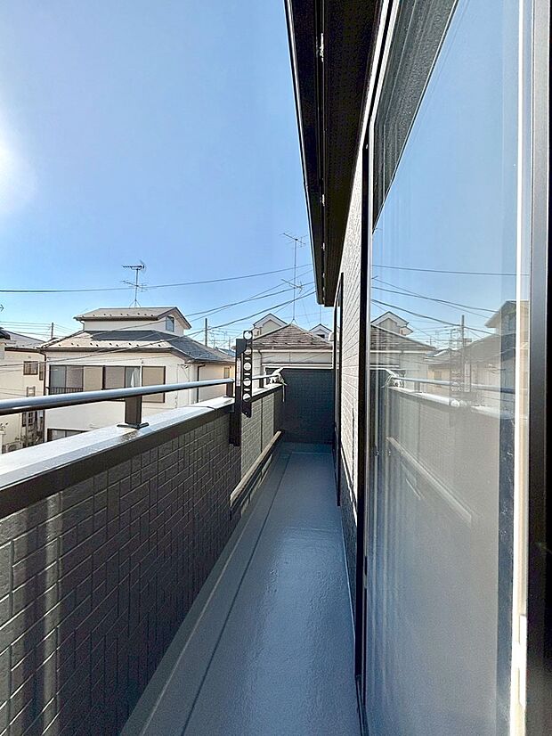 【バルコニー】南向きのバルコニー！ご家族の洗濯物はもちろん、お布団もたっぷり干せます！