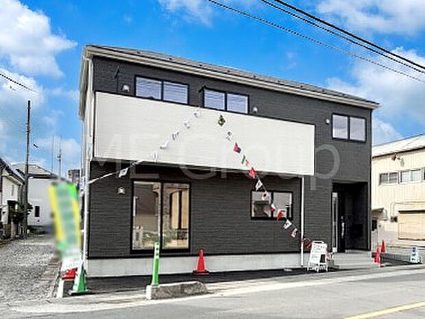 【現地外観写真】シンプルで落ち着きのある建物は住むかたの個性でオリジナルなものになっていきます。