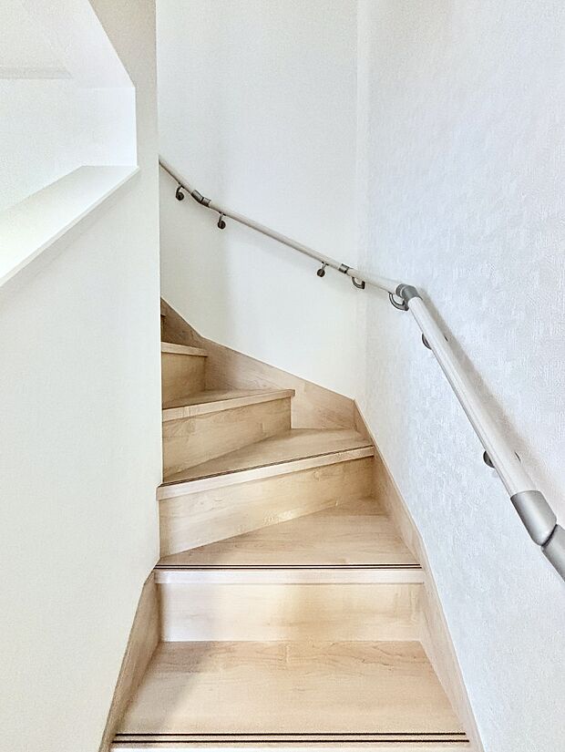 【その他内観】安全性を考慮し階段には手すりを設置しています