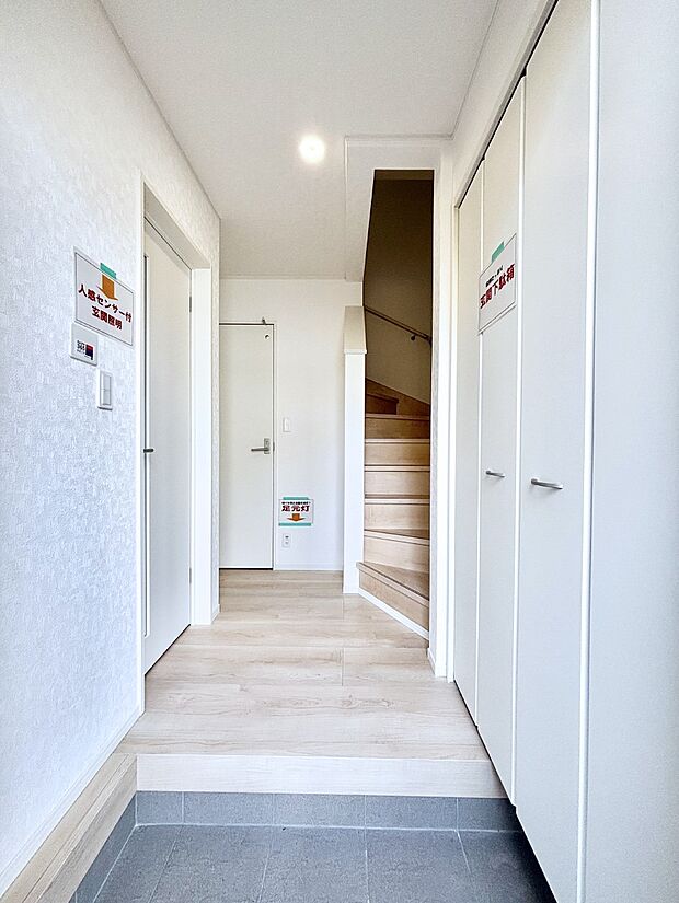 【玄関】明るい玄関はお客様をお出迎えするのにぴったりです!