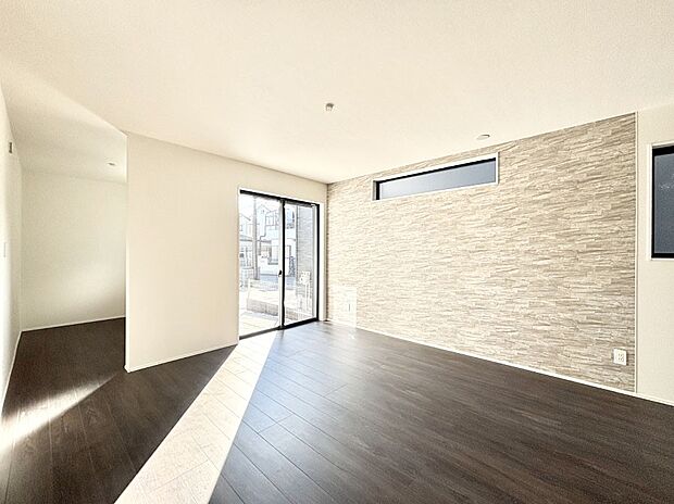 【リビングダイニング】大きな窓からたっぷりの陽光と風を感じられるリビング  