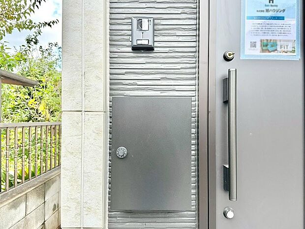 【その他現地】シンプルデザインのポスト。