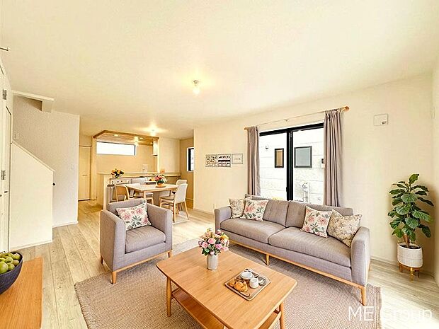 【リビング】ご家族の賑やかな話し声で包まれる明るいリビング ※家具はCGです