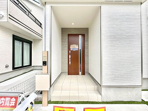 【玄関】大切な家族、来客を出迎える玄関。