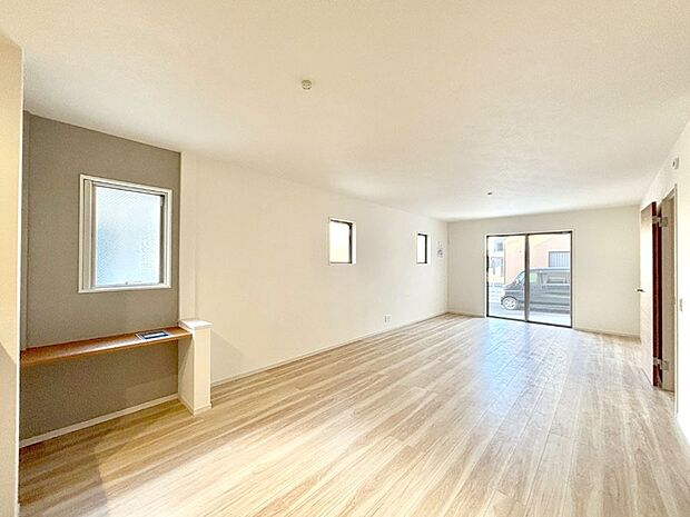 【リビングダイニング】大きな窓からたっぷりの陽光と風を感じられるリビング