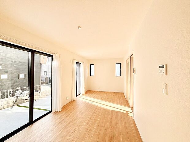 【リビングダイニング】大きな窓からたっぷりの陽光と風を感じられるリビング