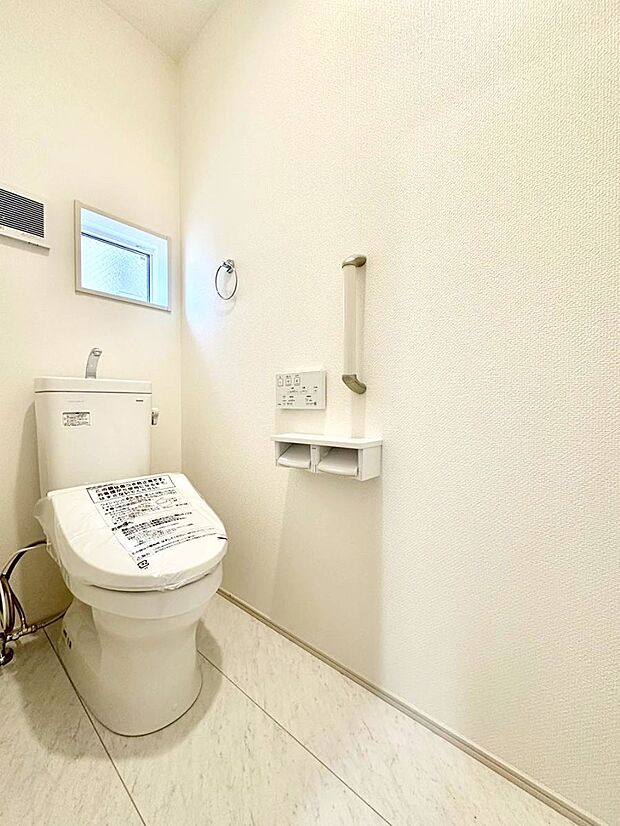 【トイレ】トイレは1階と2階それぞれに配置されていてとても便利です。