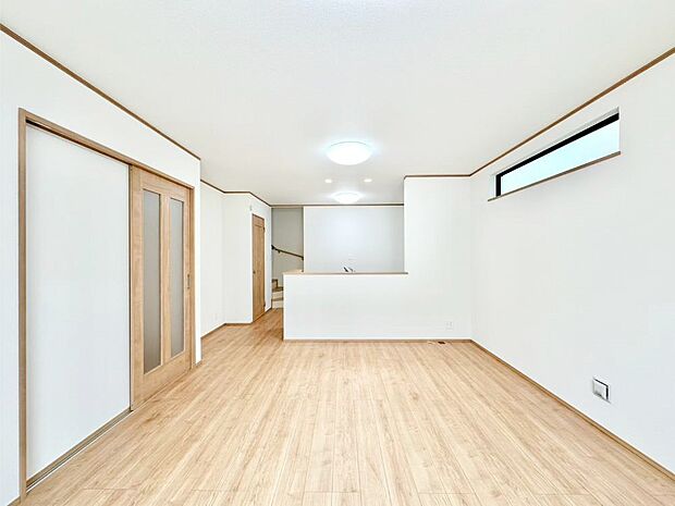 【リビングダイニング】明るい陽光が注ぎ、寛ぎの雰囲気に満たされるリビング・ダイニング。