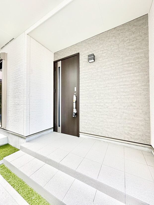 【玄関】玄関前は雨が降っても濡れにくい屋根付き