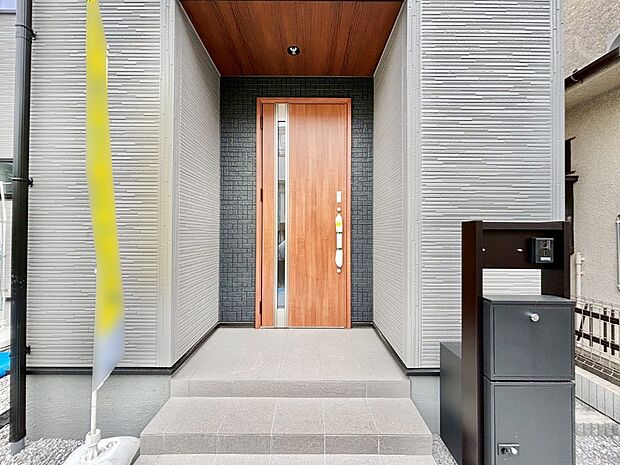 【玄関】大切な家族、来客を出迎える玄関。