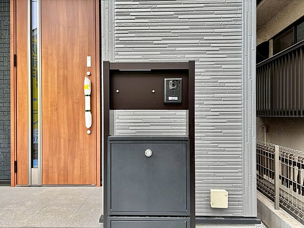 【その他現地】シンプルデザインのポスト。