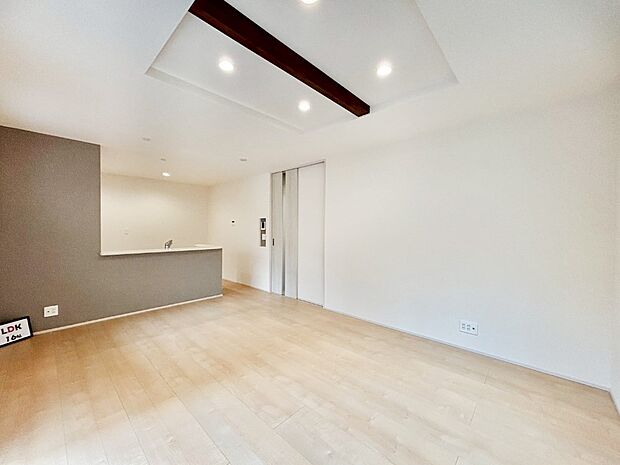 【リビング】ナチュラルテイストの優しく柔らかい色使いのフローリングが素敵なリビングですね。