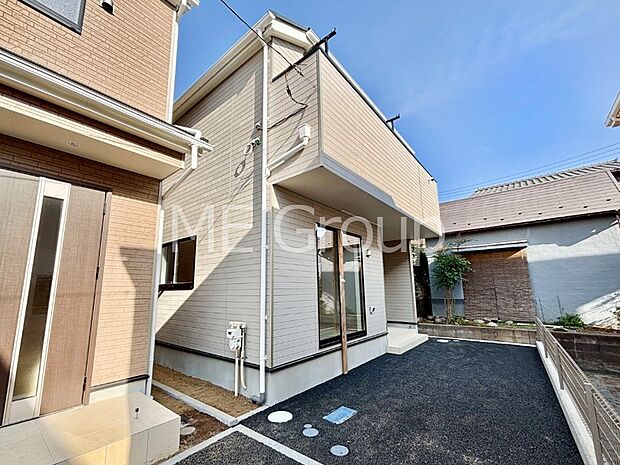 【現地外観写真】洗練された外観、上質な住空間が広がる室内は永く安心して過ごせる住居です。 