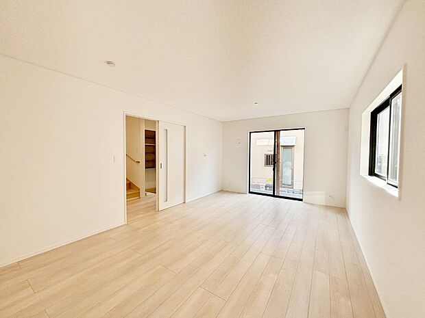 【ダイニング】家族の笑顔が自然と生まれてくる、そんな雰囲気のダイニングに仕上がっています。