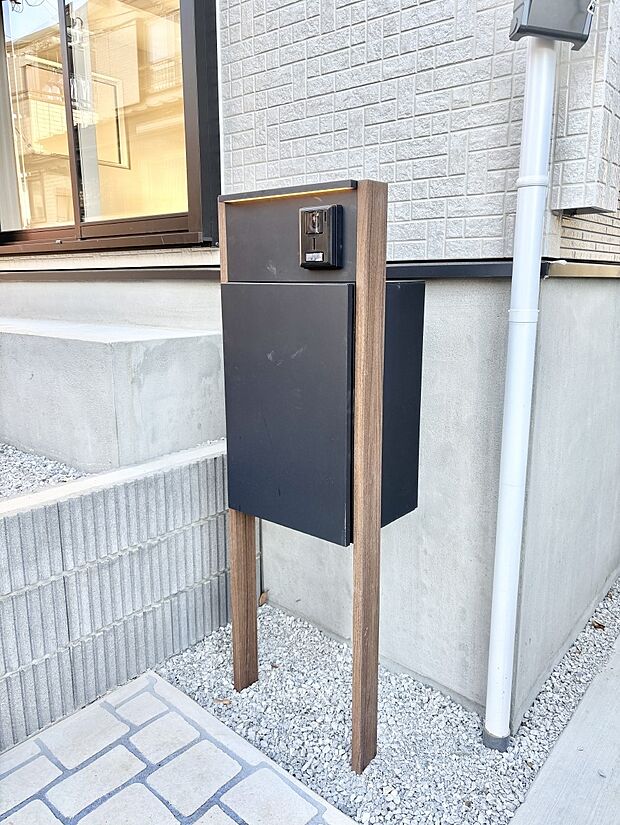 【その他現地】宅配ＢＯＸも兼ねそろえたシンプルデザインの機能門柱