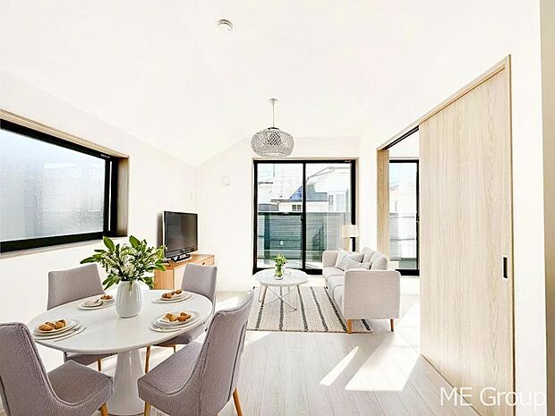 【リビング】大きな窓からたっぷりの陽光と風を感じられるリビング　※家具はCGです  