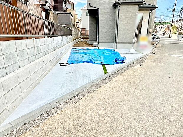 【駐車場】2台（車種による）駐車可！ご家族みんなの自転車も置ける広々カースペース。