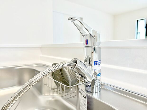 【その他設備(浄水器)】いつでも清潔なおいしいお水を。一つの水栓で水道水と浄水を使い分け。