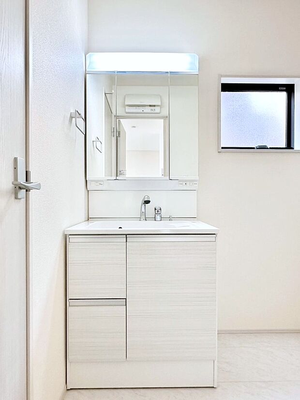 【洗面台・洗面所】大きく見やすい三面鏡で清潔感ある洗面台は、身だしなみチェックや肌のお手入れにおすすめです。