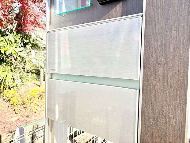 【その他現地】シンプルデザインのポスト。