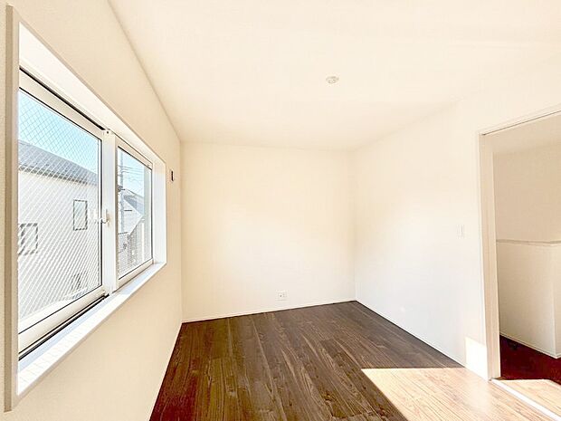 【寝室】使いやすい形でベットや家具の置き方にも困ることもありません。   