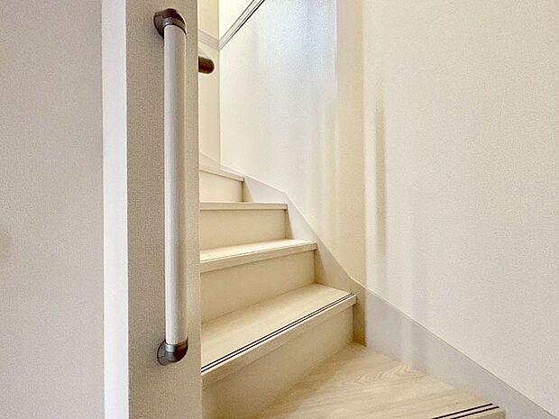 【その他内観】安全性を考慮し階段には手すりを設置しています