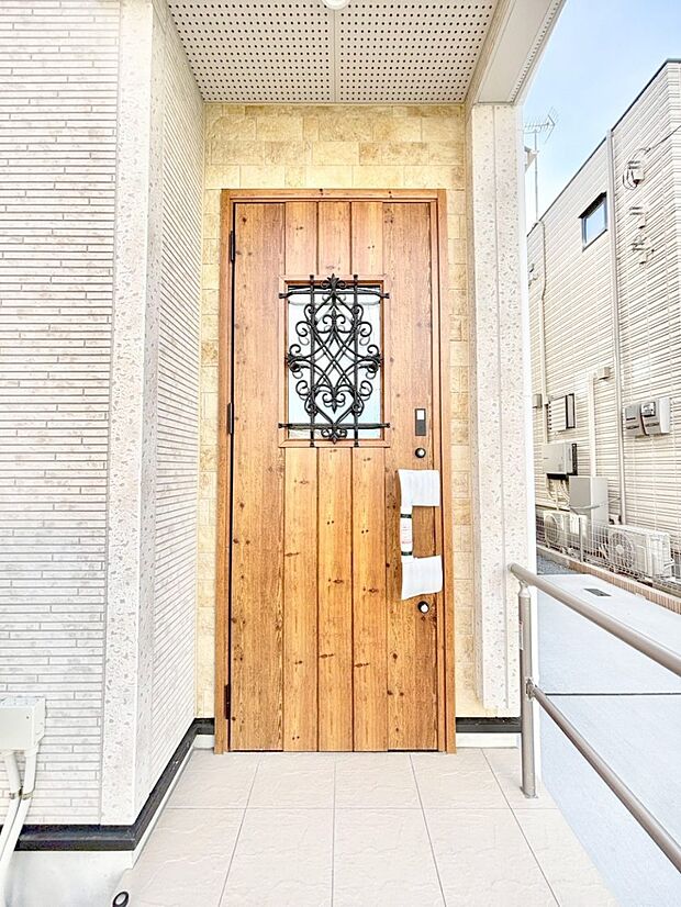 【玄関】大切な家族、来客を出迎える玄関。