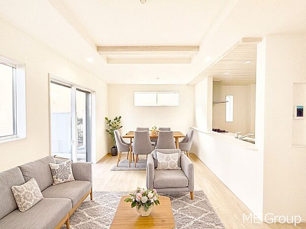 【リビング】家族の和やかな会話が聞こえてきそう。開放感のあるリビングです。※家具はCGです  