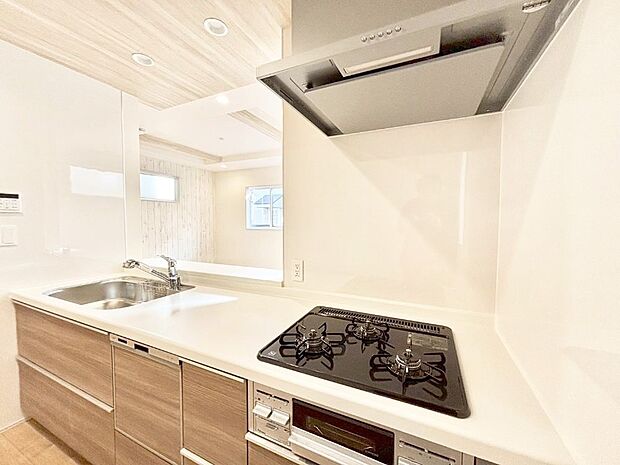 【ダイニングキッチン】リビングで遊ぶお子様を見守りながらお料理ができる対面キッチン。  