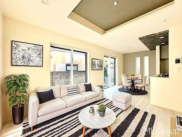 【リビング】ご家族の賑やかな話し声で包まれる明るいリビング  ※家具はCGです