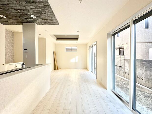 【ダイニング】大きな窓からたっぷりの陽光と風を感じられるリビング  