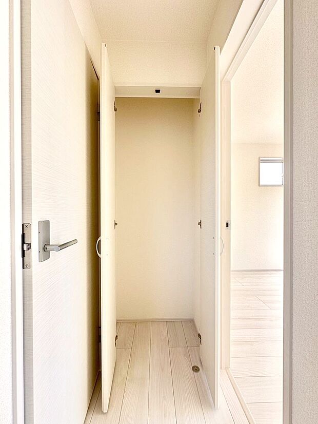 【その他設備(廊下収納)】廊下収納。掃除道具や季節の小物を収納することができます。