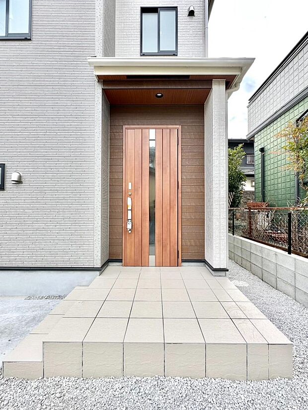 【玄関】大切な家族、来客を出迎える玄関。