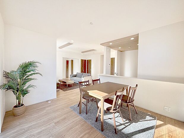 【リビング】お洒落で開放感のある折り上げ天井を採用したリビング