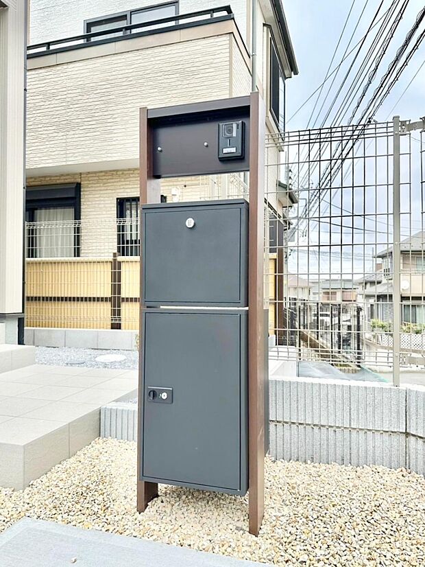 【その他現地】表札・インターホン・ポスト・宅配BOXをひとつに集約。エントランスになじむシンプルデザイン。