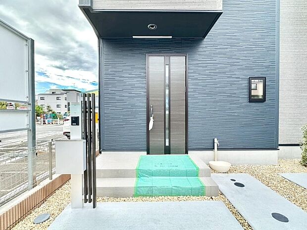 【玄関】大切な家族、来客を出迎える玄関。