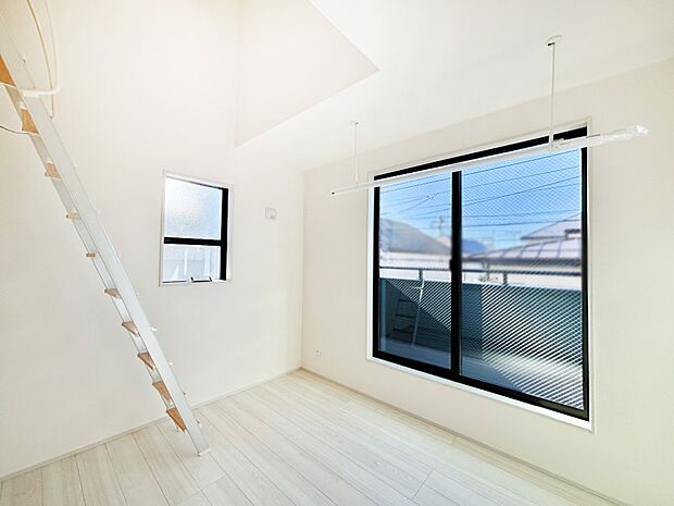 【寝室】明るいバルコニーサイドに洋室を設置。目覚めの良い寝室に。