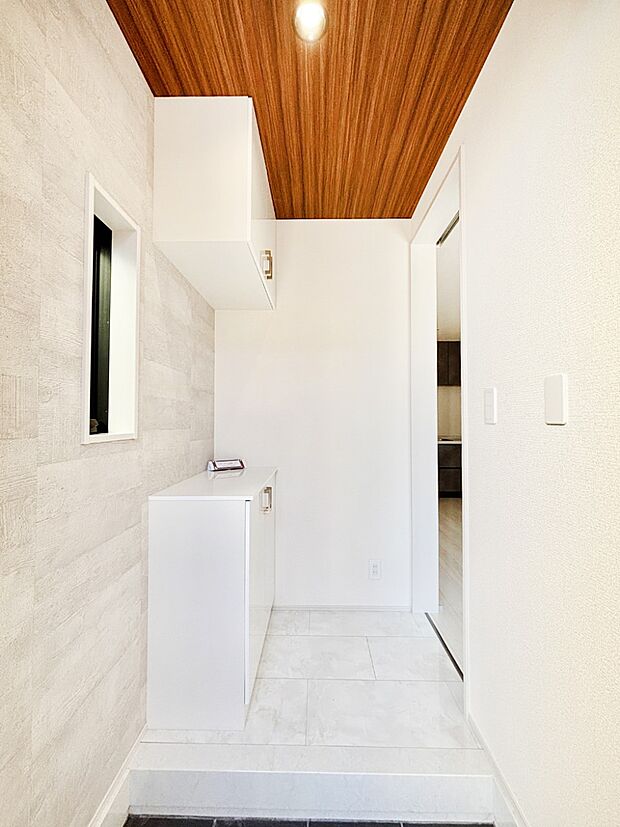 【玄関】下駄箱はご家族の写真や季節のインテリアで飾り棚として演出できます