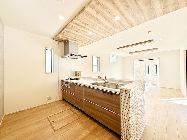 【ダイニングキッチン】料理をしながらご家族との会話を楽しめる対面カウンターキッチン