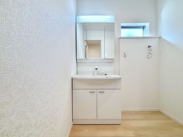 【洗面台・洗面所】大きく見やすい三面鏡で清潔感ある洗面台は、身だしなみチェックや肌のお手入れにおすすめです。