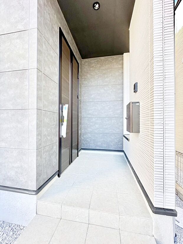 【玄関】大切な家族、来客を出迎える玄関。玄関前は屋根付きで雨が降っていても濡れにくいです。 