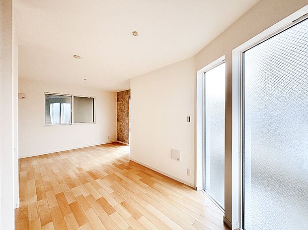 【リビングダイニング】明るい2階リビング！外からの視線をシャットアウトして家族のプライバシーを守ります。