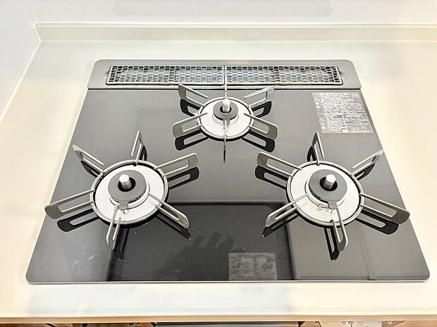 【その他設備(Ｓｉセンサーコンロ)】ガスコンロはＳｉセンサー搭載。火力調節や焦げ付き・消し忘れも防いでくれます。