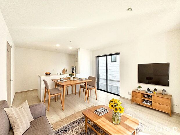 【リビング】ご家族の賑やかな話し声で包まれる明るいリビング  ※家具はCGです