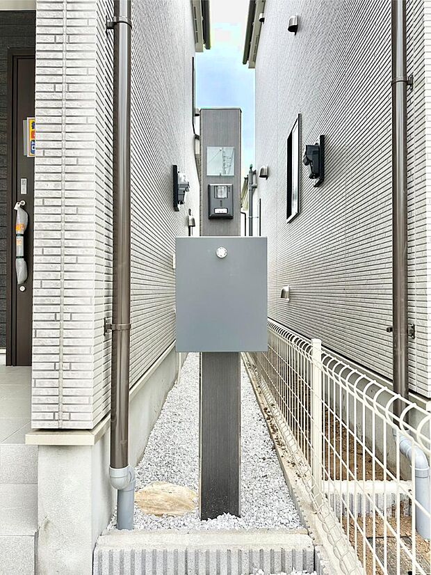 【その他現地】シンプルデザインのポスト。