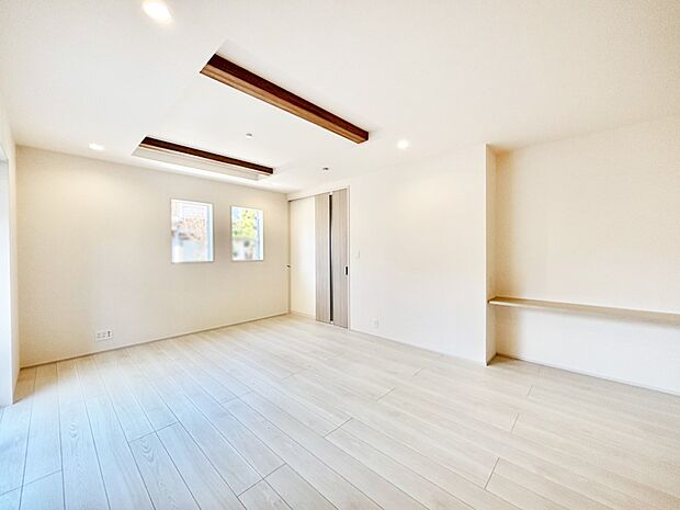 【リビングダイニング】大きな窓からたっぷりの陽光と風を感じられるリビング