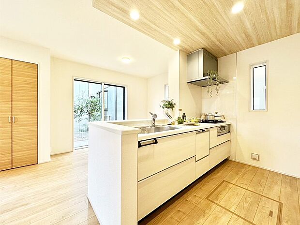 【ダイニングキッチン】料理をしながらでもご家族との会話を楽しめる対面キッチン